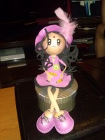 Fofucha sentada en caja