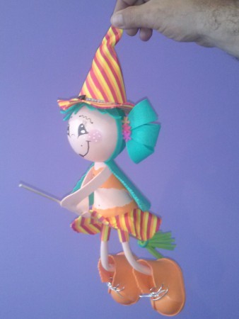 fofucha bruja colgando.